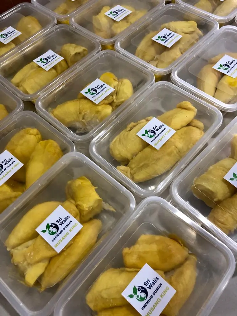 贴有标签的托盘装新鲜榴莲肉